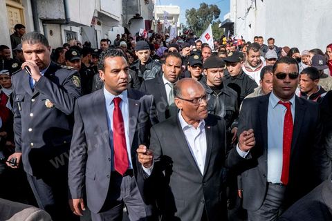15 décembre 2014 : dans le cadre de la campagne électorale pour le second tour des élections présidentielles, Moncef Marzouki, Président en fonction, continue son tour des régions et des quartiers populaires. Ce matin visite rapide dans la quartier de Kabaria dans la banlieue sud de Tunis. 