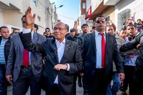 15 décembre 2014 : dans le cadre de la campagne électorale pour le second tour des élections présidentielles, Moncef Marzouki, Président en fonction, continue son tour des régions et des quartiers populaires. Ce matin visite rapide dans la quartier de Kabaria dans la banlieue sud de Tunis. 