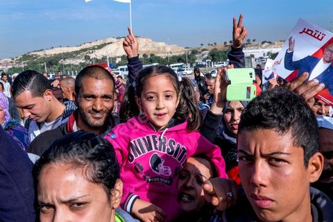 15 décembre 2014 : dans le cadre de la campagne électorale pour le second tour des élections présidentielles, Moncef Marzouki, Président en fonction, continue son tour des régions et des quartiers populaires. Ce matin visite rapide dans la quartier de Kabaria dans la banlieue sud de Tunis. 