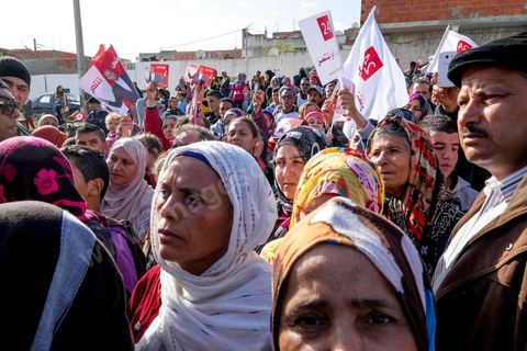 15 décembre 2014 : dans le cadre de la campagne électorale pour le second tour des élections présidentielles, Moncef Marzouki, Président en fonction, continue son tour des régions et des quartiers populaires. Ce matin visite rapide dans la quartier de Kabaria dans la banlieue sud de Tunis. 