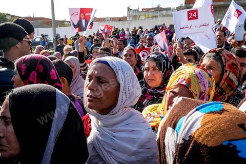 15 décembre 2014 : dans le cadre de la campagne électorale pour le second tour des élections présidentielles, Moncef Marzouki, Président en fonction, continue son tour des régions et des quartiers populaires. Ce matin visite rapide dans la quartier de Kabaria dans la banlieue sud de Tunis. 