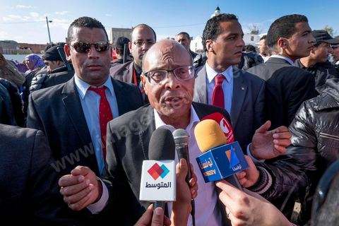 15 décembre 2014 : dans le cadre de la campagne électorale pour le second tour des élections présidentielles, Moncef Marzouki, Président en fonction, continue son tour des régions et des quartiers populaires. Ce matin visite rapide dans la quartier de Kabaria dans la banlieue sud de Tunis. 