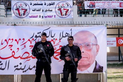 17 décembre 2014 : Le Président tunisien sortant, Moncef Marzouki, a organisé un meeting de campagne pour sa réélection à Sidi Bouzid, où a débuté la révolution après l’immolation de Mohamed Bouazizi, il y a quatre ans.Moncef Marzouki a rassemblé près d’un millier de personnes dans le stade de la ville. « Sidi Bouzid est devenu un emblème mondial. Plus que toute autre, cette ville a le devoir de protéger la révolution », lance-t-il. Selon lui, « l’équilibre des pouvoirs est essentiel pour garantir le non retour de la dictature et pour renforcer les fondements de la démocratie naissante ».