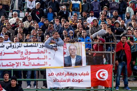 17 décembre 2014 : Le Président tunisien sortant, Moncef Marzouki, a organisé un meeting de campagne pour sa réélection à Sidi Bouzid, où a débuté la révolution après l’immolation de Mohamed Bouazizi, il y a quatre ans.Moncef Marzouki a rassemblé près d’un millier de personnes dans le stade de la ville. « Sidi Bouzid est devenu un emblème mondial. Plus que toute autre, cette ville a le devoir de protéger la révolution », lance-t-il. Selon lui, « l’équilibre des pouvoirs est essentiel pour garantir le non retour de la dictature et pour renforcer les fondements de la démocratie naissante ».