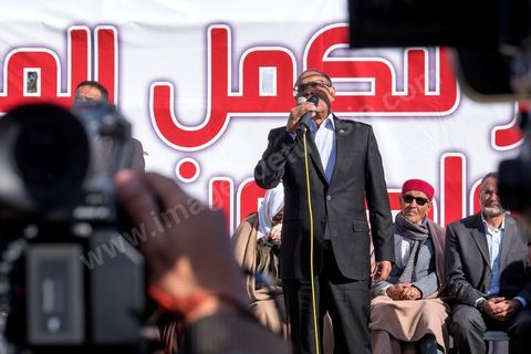 17 décembre 2014 : Le Président tunisien sortant, Moncef Marzouki, a organisé un meeting de campagne pour sa réélection à Sidi Bouzid, où a débuté la révolution après l’immolation de Mohamed Bouazizi, il y a quatre ans.Moncef Marzouki a rassemblé près d’un millier de personnes dans le stade de la ville. « Sidi Bouzid est devenu un emblème mondial. Plus que toute autre, cette ville a le devoir de protéger la révolution », lance-t-il. Selon lui, « l’équilibre des pouvoirs est essentiel pour garantir le non retour de la dictature et pour renforcer les fondements de la démocratie naissante ».
