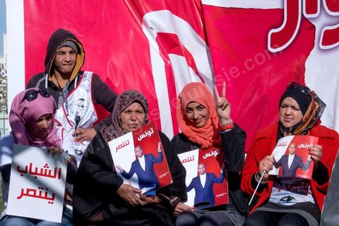 17 décembre 2014 : Le Président tunisien sortant, Moncef Marzouki, a organisé un meeting de campagne pour sa réélection à Sidi Bouzid, où a débuté la révolution après l’immolation de Mohamed Bouazizi, il y a quatre ans.Moncef Marzouki a rassemblé près d’un millier de personnes dans le stade de la ville. « Sidi Bouzid est devenu un emblème mondial. Plus que toute autre, cette ville a le devoir de protéger la révolution », lance-t-il. Selon lui, « l’équilibre des pouvoirs est essentiel pour garantir le non retour de la dictature et pour renforcer les fondements de la démocratie naissante ».