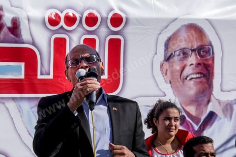 17 décembre 2014 : Le Président tunisien sortant, Moncef Marzouki, a organisé un meeting de campagne pour sa réélection à Sidi Bouzid, où a débuté la révolution après l’immolation de Mohamed Bouazizi, il y a quatre ans.Moncef Marzouki a rassemblé près d’un millier de personnes dans le stade de la ville. « Sidi Bouzid est devenu un emblème mondial. Plus que toute autre, cette ville a le devoir de protéger la révolution », lance-t-il. Selon lui, « l’équilibre des pouvoirs est essentiel pour garantir le non retour de la dictature et pour renforcer les fondements de la démocratie naissante ».