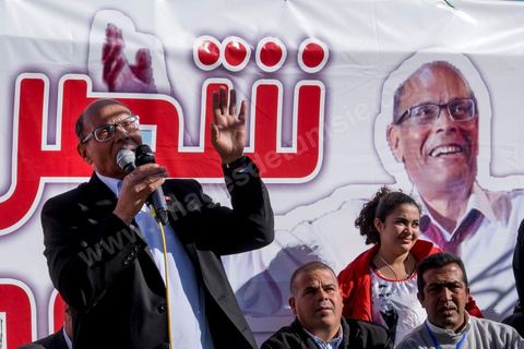 17 décembre 2014 : Le Président tunisien sortant, Moncef Marzouki, a organisé un meeting de campagne pour sa réélection à Sidi Bouzid, où a débuté la révolution après l’immolation de Mohamed Bouazizi, il y a quatre ans.Moncef Marzouki a rassemblé près d’un millier de personnes dans le stade de la ville. « Sidi Bouzid est devenu un emblème mondial. Plus que toute autre, cette ville a le devoir de protéger la révolution », lance-t-il. Selon lui, « l’équilibre des pouvoirs est essentiel pour garantir le non retour de la dictature et pour renforcer les fondements de la démocratie naissante ».
