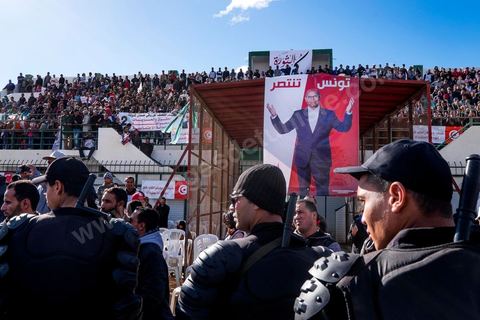 17 décembre 2014 : Le Président tunisien sortant, Moncef Marzouki, a organisé un meeting de campagne pour sa réélection à Sidi Bouzid, où a débuté la révolution après l’immolation de Mohamed Bouazizi, il y a quatre ans.Moncef Marzouki a rassemblé près d’un millier de personnes dans le stade de la ville. « Sidi Bouzid est devenu un emblème mondial. Plus que toute autre, cette ville a le devoir de protéger la révolution », lance-t-il. Selon lui, « l’équilibre des pouvoirs est essentiel pour garantir le non retour de la dictature et pour renforcer les fondements de la démocratie naissante ».