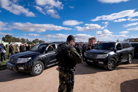 17 décembre 2014 : Le Président tunisien sortant, Moncef Marzouki, a organisé un meeting de campagne pour sa réélection à Sidi Bouzid, où a débuté la révolution après l’immolation de Mohamed Bouazizi, il y a quatre ans.Moncef Marzouki a rassemblé près d’un millier de personnes dans le stade de la ville. « Sidi Bouzid est devenu un emblème mondial. Plus que toute autre, cette ville a le devoir de protéger la révolution », lance-t-il. Selon lui, « l’équilibre des pouvoirs est essentiel pour garantir le non retour de la dictature et pour renforcer les fondements de la démocratie naissante ».