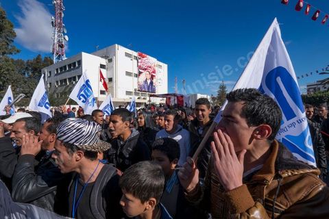17 décembre 2014 : Son visage est dessiné sur les murs, sur les banderoles. Lui est enterré non loin de la ville. Ce 17 décembre, Sidi Bouzid, ville du centre de la Tunisie, commémore le geste désespéré de Mohamed Bouazizi, jeune vendeur ambulant excédé par le chômage et la corruption, qui s’est immolé fin 2010, précipitant le début de la révolution tunisienne et des « printemps arabes ». Quatre ans plus tard, les manifestants ne sont pourtant pas très nombreux devant le gouvernorat. « Bientôt quatre ans et on n’a rien vu changer », soupire un père de famille.