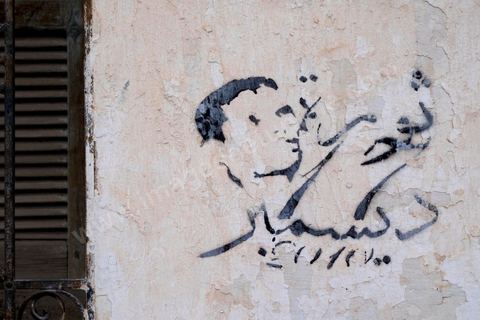 17 décembre 2014 : Son visage est dessiné sur les murs, sur les banderoles. Lui est enterré non loin de la ville. Ce 17 décembre, Sidi Bouzid, ville du centre de la Tunisie, commémore le geste désespéré de Mohamed Bouazizi, jeune vendeur ambulant excédé par le chômage et la corruption, qui s’est immolé fin 2010, précipitant le début de la révolution tunisienne et des « printemps arabes ». Quatre ans plus tard, les manifestants ne sont pourtant pas très nombreux devant le gouvernorat. « Bientôt quatre ans et on n’a rien vu changer », soupire un père de famille.