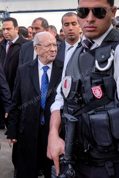 21 décembre 2014 : après une nuit de tensions et rumeurs sécuritaires, Béji Caid Essebsi arrive sous très haute sécurité dans son bureau de vote de la Soukra, banlieue nord de Tunis. Jour de vote pour le second tour des élections présidentielles opposant Beji Caid Essebsi, favori,  au président sortant Moncef Marzouki.