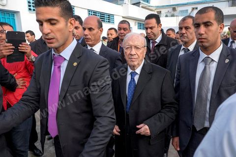 21 décembre 2014 : après une nuit de tensions et rumeurs sécuritaires, Béji Caid Essebsi arrive sous très haute sécurité dans son bureau de vote de la Soukra, banlieue nord de Tunis. Jour de vote pour le second tour des élections présidentielles opposant Beji Caid Essebsi, favori,  au président sortant Moncef Marzouki.