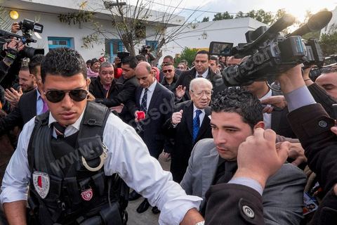 21 décembre 2014 : après une nuit de tensions et rumeurs sécuritaires, Béji Caid Essebsi arrive sous très haute sécurité dans son bureau de vote de la Soukra, banlieue nord de Tunis. Jour de vote pour le second tour des élections présidentielles opposant Beji Caid Essebsi, favori,  au président sortant Moncef Marzouki.