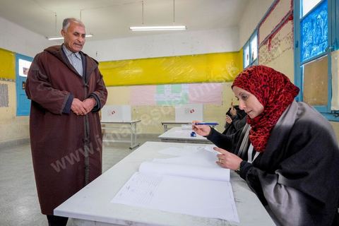 21 décembre 2014 : jour de vote pour le second tour des élections présidentielles opposant Beji Caid Essebsi, favori,  au président sortant Moncef Marzouki.