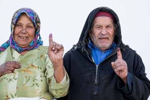 21 décembre 2014 : En campagne, les hesitations des premiers scrutins sont passé et les habitants viennent maintenant voter plus aisement. jour de vote pour le second tour des élections présidentielles opposant Beji Caid Essebsi, favori,  au président sortant Moncef Marzouki.
