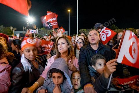 21 décembre 2014 : dès la fin du scrutin à 18h, les rumeurs d'une large victoire de Beji Caïd Essebsi, candidat du parti Nidaa Tounes, circulent. Avec 8 à 10 points d'avance selon les sondages, Béji Caid Essebsi remporte les 1ères élections présidentielles libres en Tunisie depuis la révolution de 2011. A cette annonce les militants sont venus nombreux féter la victoire annoncée devant le QG de campagne du parti dans le quartier très huppé des Berges du Lac de Tunis.