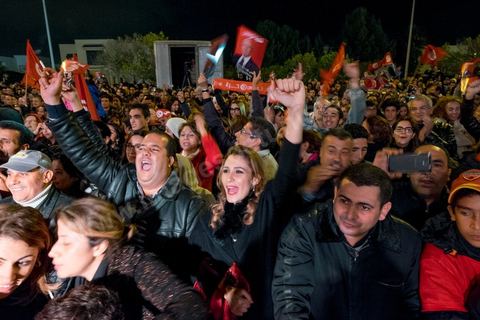 21 décembre 2014 : dès la fin du scrutin à 18h, les rumeurs d'une large victoire de Beji Caïd Essebsi, candidat du parti Nidaa Tounes, circulent. Avec 8 à 10 points d'avance selon les sondages, Béji Caid Essebsi remporte les 1ères élections présidentielles libres en Tunisie depuis la révolution de 2011. A cette annonce les militants sont venus nombreux féter la victoire annoncée devant le QG de campagne du parti dans le quartier très huppé des Berges du Lac de Tunis.