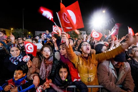 21 décembre 2014 : dès la fin du scrutin à 18h, les rumeurs d'une large victoire de Beji Caïd Essebsi, candidat du parti Nidaa Tounes, circulent. Avec 8 à 10 points d'avance selon les sondages, Béji Caid Essebsi remporte les 1ères élections présidentielles libres en Tunisie depuis la révolution de 2011. A cette annonce les militants sont venus nombreux féter la victoire annoncée devant le QG de campagne du parti dans le quartier très huppé des Berges du Lac de Tunis.