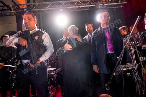 21 décembre 2014 : Béji Caid Essebsi remercie ses militants et électeurs dans une brève intervention. Dès la fin du scrutin à 18h, les rumeurs d'une large victoire de Beji Caïd Essebsi, candidat du parti Nidaa Tounes, circulent. Avec 8 à 10 points d'avance selon les sondages, Béji Caid Essebsi remporte les 1ères élections présidentielles libres en Tunisie depuis la révolution de 2011. A cette annonce les militants sont venus nombreux féter la victoire annoncée devant le QG de campagne du parti dans le quartier très huppé des Berges du Lac de Tunis.