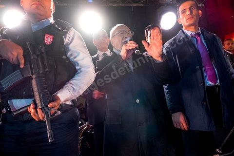 21 décembre 2014 : Béji Caid Essebsi remercie ses militants et électeurs dans une brève intervention. Dès la fin du scrutin à 18h, les rumeurs d'une large victoire de Beji Caïd Essebsi, candidat du parti Nidaa Tounes, circulent. Avec 8 à 10 points d'avance selon les sondages, Béji Caid Essebsi remporte les 1ères élections présidentielles libres en Tunisie depuis la révolution de 2011. A cette annonce les militants sont venus nombreux féter la victoire annoncée devant le QG de campagne du parti dans le quartier très huppé des Berges du Lac de Tunis.
