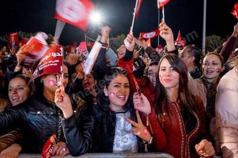 21 décembre 2014 : dès la fin du scrutin à 18h, les rumeurs d'une large victoire de Beji Caïd Essebsi, candidat du parti Nidaa Tounes, circulent. Avec 8 à 10 points d'avance selon les sondages, Béji Caid Essebsi remporte les 1ères élections présidentielles libres en Tunisie depuis la révolution de 2011. A cette annonce les militants sont venus nombreux féter la victoire annoncée devant le QG de campagne du parti dans le quartier très huppé des Berges du Lac de Tunis.