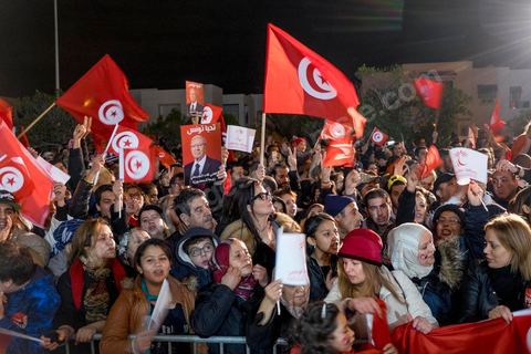 21 décembre 2014 : dès la fin du scrutin à 18h, les rumeurs d'une large victoire de Beji Caïd Essebsi, candidat du parti Nidaa Tounes, circulent. Avec 8 à 10 points d'avance selon les sondages, Béji Caid Essebsi remporte les 1ères élections présidentielles libres en Tunisie depuis la révolution de 2011. A cette annonce les militants sont venus nombreux féter la victoire annoncée devant le QG de campagne du parti dans le quartier très huppé des Berges du Lac de Tunis.