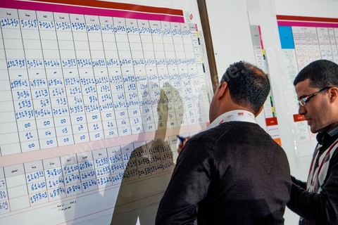 22 décembre 2014 : au centre medias de l'ISIE, Instance Supérieure Indépendante pour les Elections, les grands tableaux se remplissent des résultats par circonscription. 