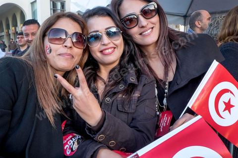 22 décembre 2014 : les "bajboujettes", petit nom donné aux très nombreuses militantes de Beji Caïd Essebsi le candidat anti islamiste sont venues dès ll'annonce officielle de la victoire devant le QG de campagne du parti dans le quartier très huppé des Berges du Lac de Tunis.