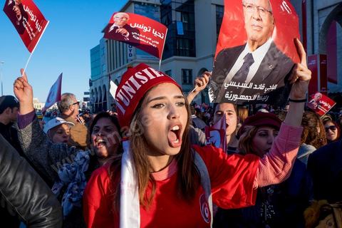 22 décembre 2014 : les "bajboujettes", petit nom donné aux très nombreuses militantes de Beji Caïd Essebsi le candidat anti islamiste sont venues dès ll'annonce officielle de la victoire devant le QG de campagne du parti dans le quartier très huppé des Berges du Lac de Tunis.
