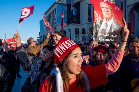 22 décembre 2014 : les "bajboujettes", petit nom donné aux très nombreuses militantes de Beji Caïd Essebsi le candidat anti islamiste sont venues dès ll'annonce officielle de la victoire devant le QG de campagne du parti dans le quartier très huppé des Berges du Lac de Tunis.