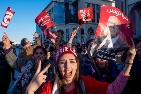 22 décembre 2014 : les "bajboujettes", petit nom donné aux très nombreuses militantes de Beji Caïd Essebsi le candidat anti islamiste sont venues dès ll'annonce officielle de la victoire devant le QG de campagne du parti dans le quartier très huppé des Berges du Lac de Tunis.