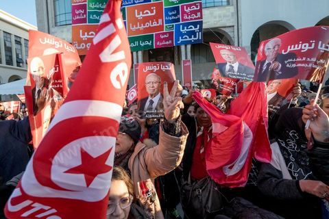 22 décembre 2014 : les "bajboujettes", petit nom donné aux très nombreuses militantes de Beji Caïd Essebsi le candidat anti islamiste sont venues dès ll'annonce officielle de la victoire devant le QG de campagne du parti dans le quartier très huppé des Berges du Lac de Tunis.