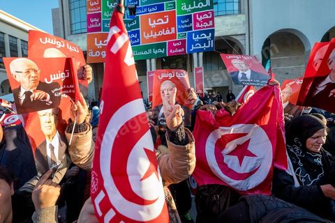 22 décembre 2014 : les "bajboujettes", petit nom donné aux très nombreuses militantes de Beji Caïd Essebsi le candidat anti islamiste sont venues dès ll'annonce officielle de la victoire devant le QG de campagne du parti dans le quartier très huppé des Berges du Lac de Tunis.