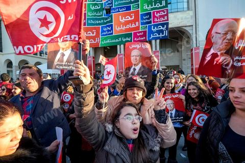 22 décembre 2014 : les "bajboujettes", petit nom donné aux très nombreuses militantes de Beji Caïd Essebsi le candidat anti islamiste sont venues dès ll'annonce officielle de la victoire devant le QG de campagne du parti dans le quartier très huppé des Berges du Lac de Tunis.