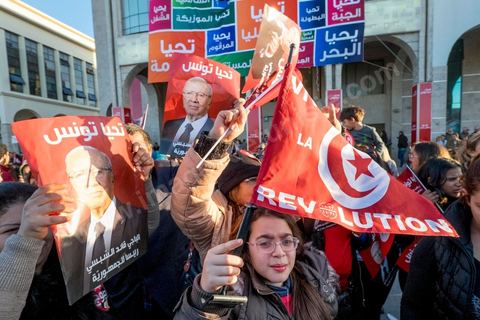 22 décembre 2014 : les "bajboujettes", petit nom donné aux très nombreuses militantes de Beji Caïd Essebsi le candidat anti islamiste sont venues dès ll'annonce officielle de la victoire devant le QG de campagne du parti dans le quartier très huppé des Berges du Lac de Tunis.