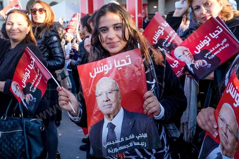 22 décembre 2014 : les "bajboujettes", petit nom donné aux très nombreuses militantes de Beji Caïd Essebsi le candidat anti islamiste sont venues dès ll'annonce officielle de la victoire devant le QG de campagne du parti dans le quartier très huppé des Berges du Lac de Tunis.