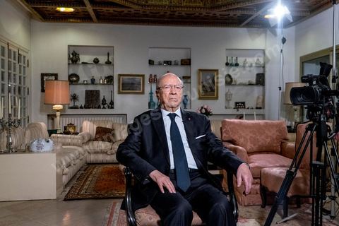 22 décembre 2014 : quelques heures après l'annonce des résultats préliminaires donnant une large victoire, avec 11 points d'avance, au candidat à la présidentielle Béji Caid Essebsi reçoit dans son salon la chaine de télévion nationale tunisienne pour sa première allocution au peuple tunisien.
