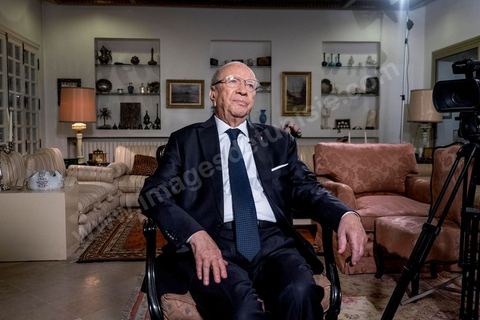 22 décembre 2014 : quelques heures après l'annonce des résultats préliminaires donnant une large victoire, avec 11 points d'avance, au candidat à la présidentielle Béji Caid Essebsi reçoit dans son salon la chaine de télévion nationale tunisienne pour sa première allocution au peuple tunisien.