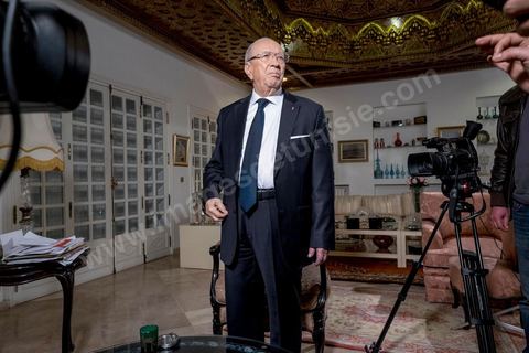 22 décembre 2014 : quelques heures après l'annonce des résultats préliminaires donnant une large victoire, avec 11 points d'avance, au candidat à la présidentielle Béji Caid Essebsi reçoit dans son salon la chaine de télévion nationale tunisienne pour sa première allocution au peuple tunisien.