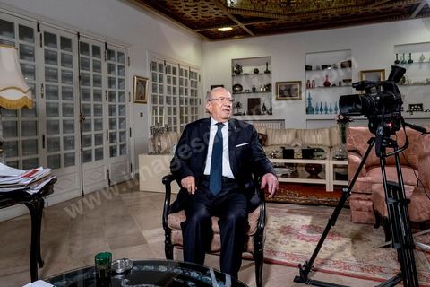 22 décembre 2014 : quelques heures après l'annonce des résultats préliminaires donnant une large victoire, avec 11 points d'avance, au candidat à la présidentielle Béji Caid Essebsi reçoit dans son salon la chaine de télévion nationale tunisienne pour sa première allocution au peuple tunisien.