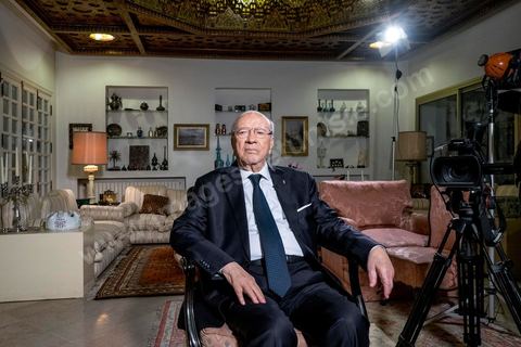 22 décembre 2014 : quelques heures après l'annonce des résultats préliminaires donnant une large victoire, avec 11 points d'avance, au candidat à la présidentielle Béji Caid Essebsi reçoit dans son salon la chaine de télévion nationale tunisienne pour sa première allocution au peuple tunisien.