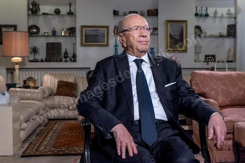 22 décembre 2014 : quelques heures après l'annonce des résultats préliminaires donnant une large victoire, avec 11 points d'avance, au candidat à la présidentielle Béji Caid Essebsi reçoit dans son salon la chaine de télévion nationale tunisienne pour sa première allocution au peuple tunisien.