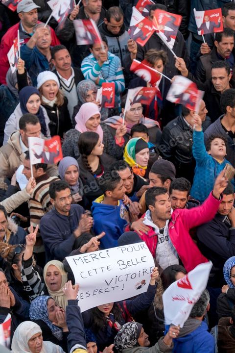 23 décembre 2014 : discours de Moncef Marzouki du balcon de son QG de campagne à l'Ariana, Tunis, devant une foule de partisans. Le président tunisien sortant Moncef Marzouki a annoncé mardi la création d’un mouvement visant à empêcher le retour de «la dictature» après la victoire à la présidentielle de Béji Caïd Essebsi, qu’il accuse d’être un représentant de l’ancien régime. «J’annonce ici, de ce lieu, que nous lançons le mouvement du peuple de citoyens». «Ni l’argent sale ni les médias biaisés ne peuvent changer le cours de l’histoire», a martelé Moncef Marzouki, tandis que ses partisans scandaient : «Le peuple veut une nouvelle révolution». «Partout, organisez-vous de manière pacifique, de manière démocratique pour être la force qui repousse la dictature (...), qui lui fait peur et l’empêche de tenter de s’infiltrer et de revenir par la fenêtre alors que nous l’avons faite sortir par la porte», a-t-il ajouté.