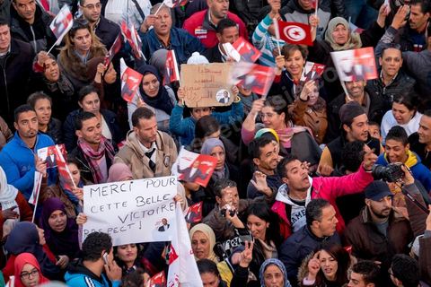 23 décembre 2014 : discours de Moncef Marzouki du balcon de son QG de campagne à l'Ariana, Tunis, devant une foule de partisans. Le président tunisien sortant Moncef Marzouki a annoncé mardi la création d’un mouvement visant à empêcher le retour de «la dictature» après la victoire à la présidentielle de Béji Caïd Essebsi, qu’il accuse d’être un représentant de l’ancien régime. «J’annonce ici, de ce lieu, que nous lançons le mouvement du peuple de citoyens». «Ni l’argent sale ni les médias biaisés ne peuvent changer le cours de l’histoire», a martelé Moncef Marzouki, tandis que ses partisans scandaient : «Le peuple veut une nouvelle révolution». «Partout, organisez-vous de manière pacifique, de manière démocratique pour être la force qui repousse la dictature (...), qui lui fait peur et l’empêche de tenter de s’infiltrer et de revenir par la fenêtre alors que nous l’avons faite sortir par la porte», a-t-il ajouté.