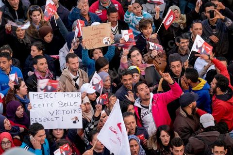 23 décembre 2014 : discours de Moncef Marzouki du balcon de son QG de campagne à l'Ariana, Tunis, devant une foule de partisans. Le président tunisien sortant Moncef Marzouki a annoncé mardi la création d’un mouvement visant à empêcher le retour de «la dictature» après la victoire à la présidentielle de Béji Caïd Essebsi, qu’il accuse d’être un représentant de l’ancien régime. «J’annonce ici, de ce lieu, que nous lançons le mouvement du peuple de citoyens». «Ni l’argent sale ni les médias biaisés ne peuvent changer le cours de l’histoire», a martelé Moncef Marzouki, tandis que ses partisans scandaient : «Le peuple veut une nouvelle révolution». «Partout, organisez-vous de manière pacifique, de manière démocratique pour être la force qui repousse la dictature (...), qui lui fait peur et l’empêche de tenter de s’infiltrer et de revenir par la fenêtre alors que nous l’avons faite sortir par la porte», a-t-il ajouté.