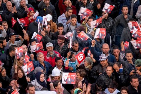 23 décembre 2014 : discours de Moncef Marzouki du balcon de son QG de campagne à l'Ariana, Tunis, devant une foule de partisans. Le président tunisien sortant Moncef Marzouki a annoncé mardi la création d’un mouvement visant à empêcher le retour de «la dictature» après la victoire à la présidentielle de Béji Caïd Essebsi, qu’il accuse d’être un représentant de l’ancien régime. «J’annonce ici, de ce lieu, que nous lançons le mouvement du peuple de citoyens». «Ni l’argent sale ni les médias biaisés ne peuvent changer le cours de l’histoire», a martelé Moncef Marzouki, tandis que ses partisans scandaient : «Le peuple veut une nouvelle révolution». «Partout, organisez-vous de manière pacifique, de manière démocratique pour être la force qui repousse la dictature (...), qui lui fait peur et l’empêche de tenter de s’infiltrer et de revenir par la fenêtre alors que nous l’avons faite sortir par la porte», a-t-il ajouté.