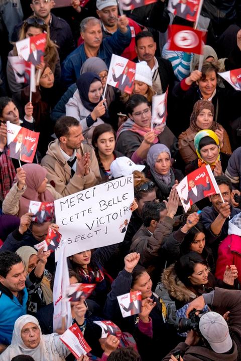 23 décembre 2014 : discours de Moncef Marzouki du balcon de son QG de campagne à l'Ariana, Tunis, devant une foule de partisans. Le président tunisien sortant Moncef Marzouki a annoncé mardi la création d’un mouvement visant à empêcher le retour de «la dictature» après la victoire à la présidentielle de Béji Caïd Essebsi, qu’il accuse d’être un représentant de l’ancien régime. «J’annonce ici, de ce lieu, que nous lançons le mouvement du peuple de citoyens». «Ni l’argent sale ni les médias biaisés ne peuvent changer le cours de l’histoire», a martelé Moncef Marzouki, tandis que ses partisans scandaient : «Le peuple veut une nouvelle révolution». «Partout, organisez-vous de manière pacifique, de manière démocratique pour être la force qui repousse la dictature (...), qui lui fait peur et l’empêche de tenter de s’infiltrer et de revenir par la fenêtre alors que nous l’avons faite sortir par la porte», a-t-il ajouté.