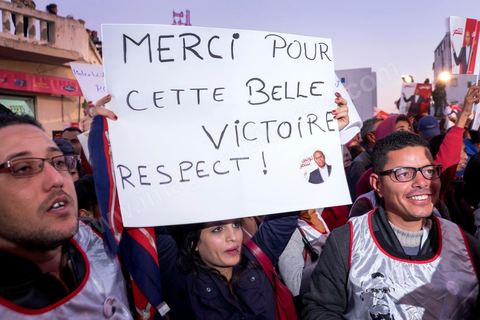 23 décembre 2014 : discours de Moncef Marzouki du balcon de son QG de campagne à l'Ariana, Tunis, devant une foule de partisans. Le président tunisien sortant Moncef Marzouki a annoncé mardi la création d’un mouvement visant à empêcher le retour de «la dictature» après la victoire à la présidentielle de Béji Caïd Essebsi, qu’il accuse d’être un représentant de l’ancien régime. «J’annonce ici, de ce lieu, que nous lançons le mouvement du peuple de citoyens». «Ni l’argent sale ni les médias biaisés ne peuvent changer le cours de l’histoire», a martelé Moncef Marzouki, tandis que ses partisans scandaient : «Le peuple veut une nouvelle révolution». «Partout, organisez-vous de manière pacifique, de manière démocratique pour être la force qui repousse la dictature (...), qui lui fait peur et l’empêche de tenter de s’infiltrer et de revenir par la fenêtre alors que nous l’avons faite sortir par la porte», a-t-il ajouté.